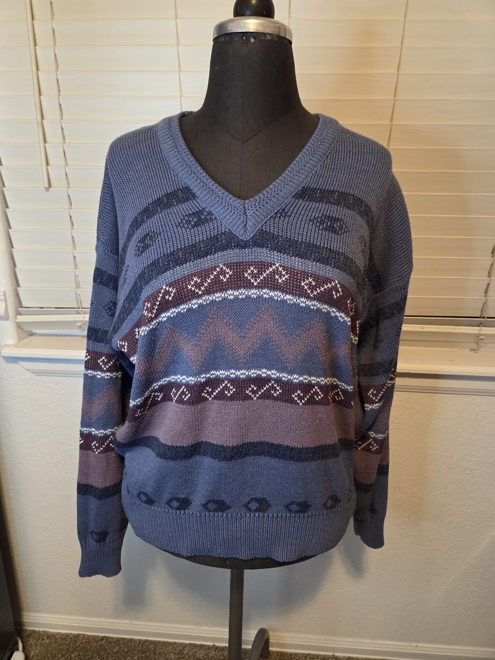V-Neck Patterned Knit Sweater in Dusty Blue and Mauve